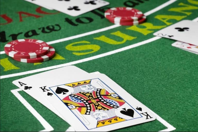 Dealer live casino sedang berinteraksi dengan pemain secara langsung